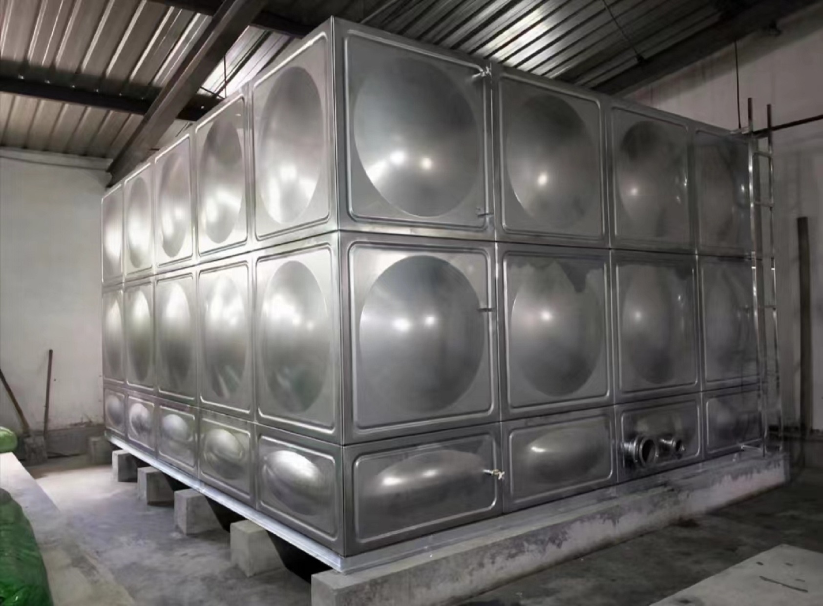 不锈钢水箱标准厚度不锈钢水箱的厚度标准并不是固定的，它受到多种因素的影响，包括水箱的容量、使用环境以及制造技术等。 一般来说，按照相关标准，不锈钢水箱的厚度应在1.2mm至2.5mm之间，其中，一般的不锈钢水箱厚度为1.2mm至1.5mm，而特殊的水箱厚度可能在1.5mm至2.5mm之间。另外，有些情况下，不锈钢水箱的厚度可能会根据水箱的高度或容积进行调整。例如，当水箱高度为1米时，侧板的厚度可以选用1.5毫米，高度为1.5米时，侧板的厚度可以选用2.0毫米。对于容积更大的水箱，板厚应相应增加，以保证水箱的强度和稳定性。 此外，不锈钢水箱的厚度还会受到使用环境的影响。在寒冷地区，水箱需要更加坚固和耐用，因此厚度可能需要更大一些。而在高温地区，由于水压较小，厚度可以适当减小。 总的来说，选择合适的不锈钢水箱不仅需要考虑到其厚度标准，还需要综合考虑材料质量、制造技术、使用环境等多个因素。