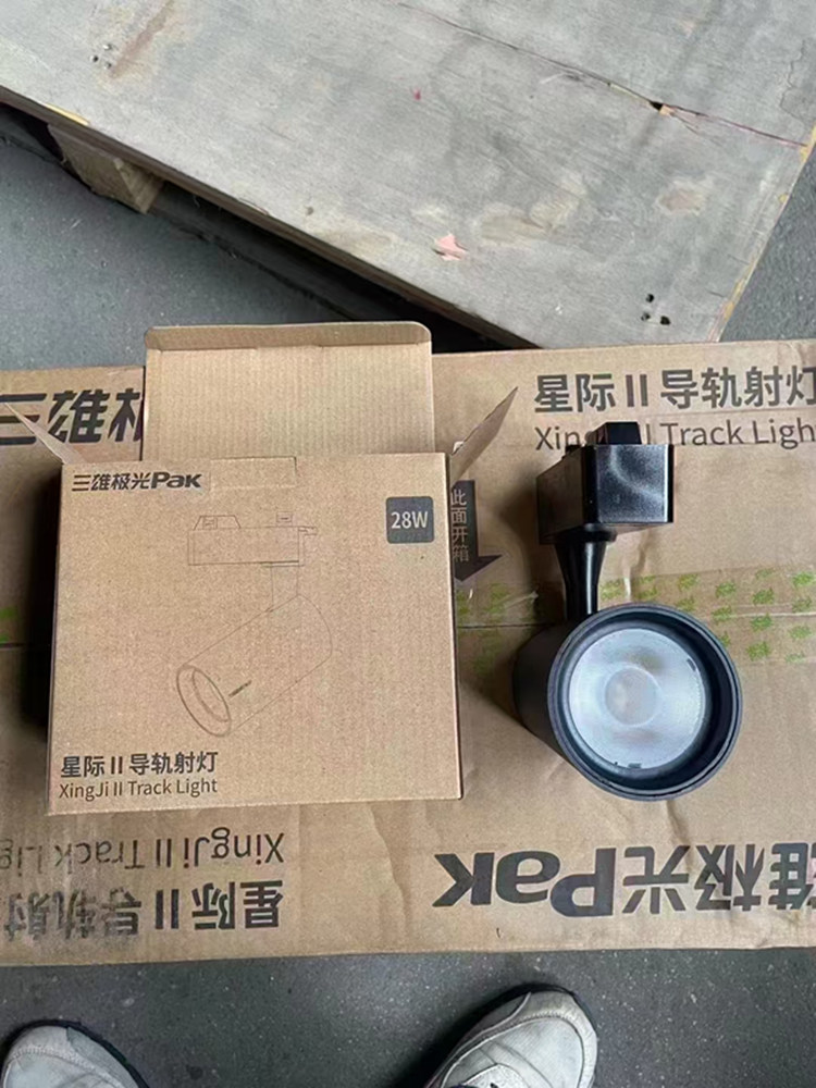 郑州三雄极光星际系列导轨射灯28w/35W，白体/黑体色温齐全