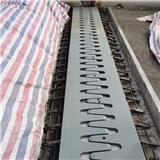  Comb plate expansion joint is a common bridge expansion device